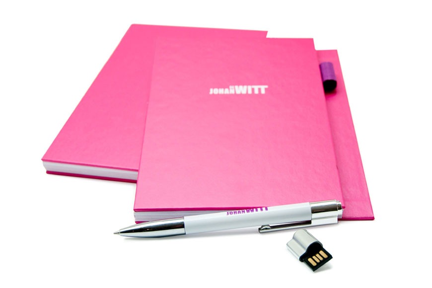 De docentenhandleiidng heeft de kenmerkende roze kleur, maar ook een handzame vorm - en een pen met USB-stick waarop alle relevante documenten ook digitaal staan natuurlijk!